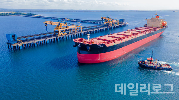 한국해양진흥공사가 지원해 건조된 친환경선박 H라인해운의 HL 에코호.